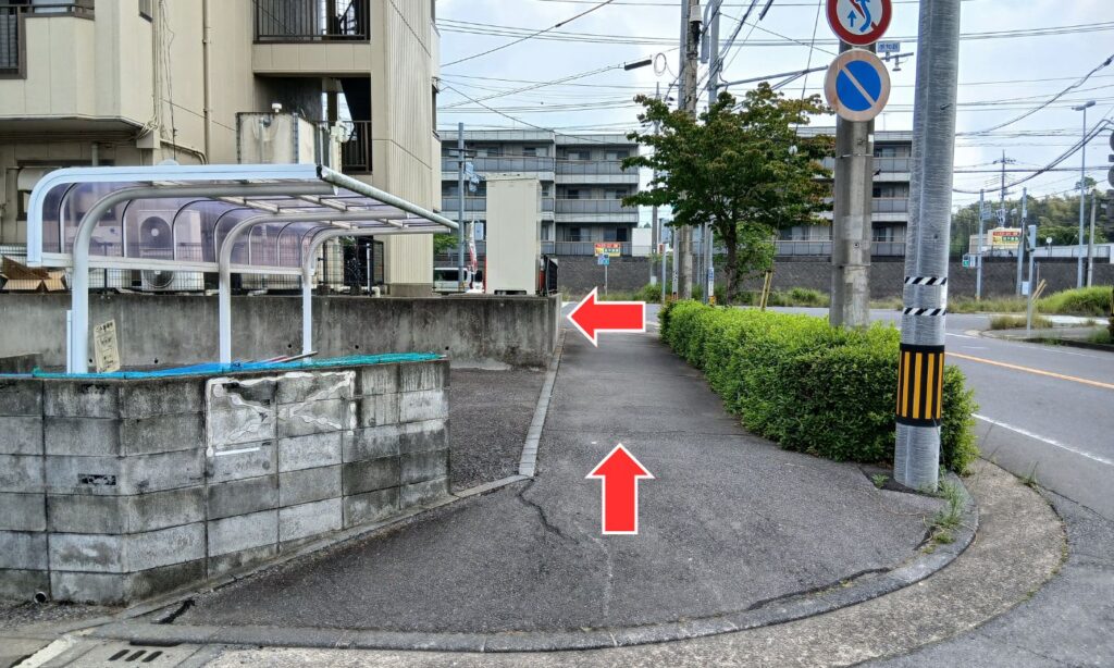 すぐに左手に階段があります。